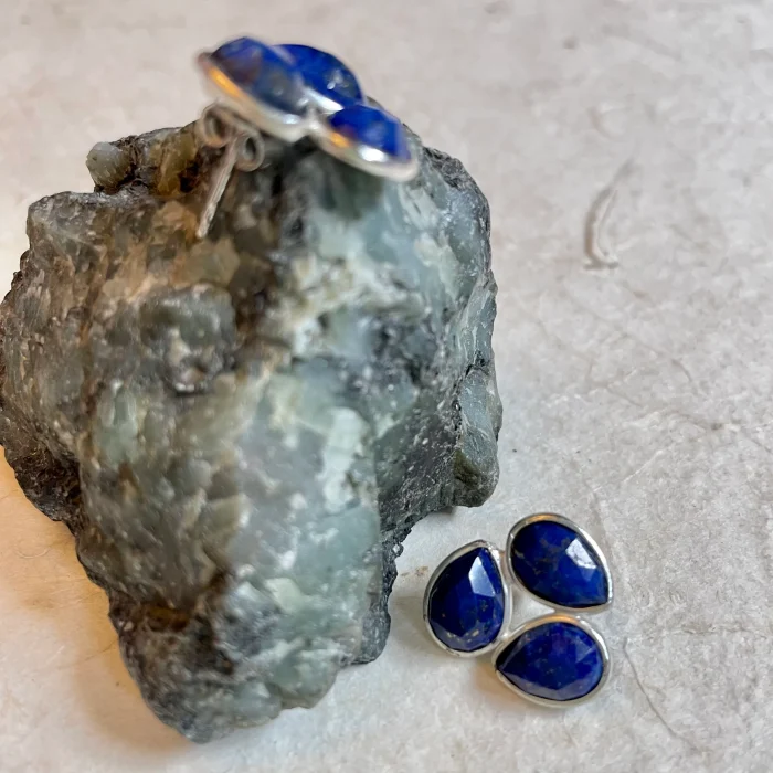 Elegant Blue Teardrop Cluster Earrings - Image 4